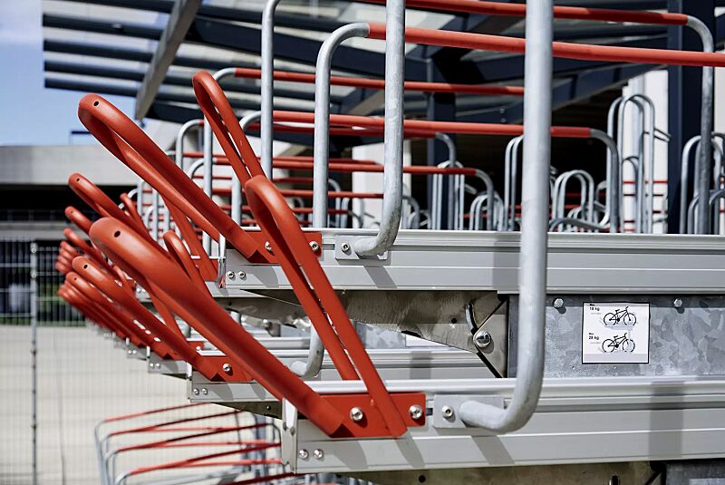 doppelstock-fahrradparksystem-flexhub__shoKAT0077170 Doppelstock-Fahrradparksystem FLEXHUB, sowie Fahrradüberdachung TUCANA