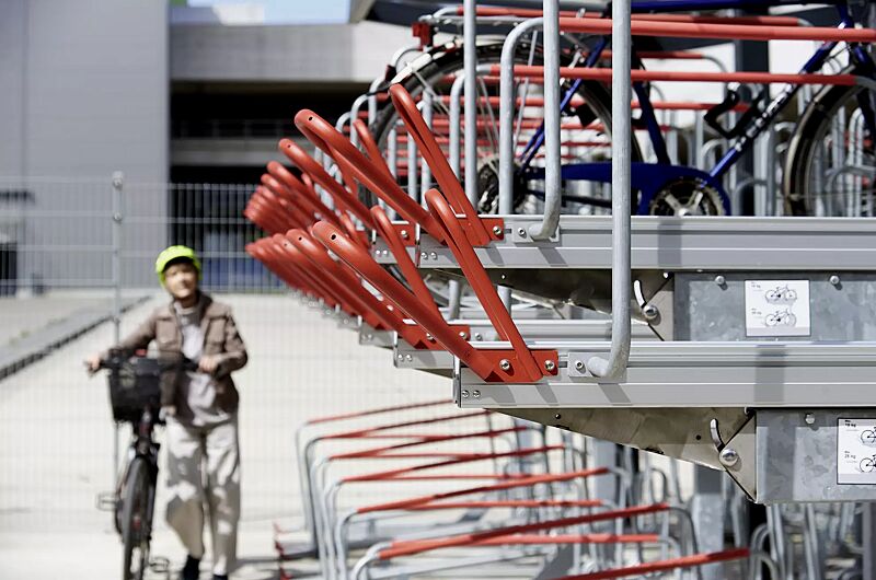 doppelstock-fahrradparksystem-flexhub__shoKAT0077171 Doppelstock-Fahrradparksystem FLEXHUB, sowie Fahrradüberdachung TUCANA