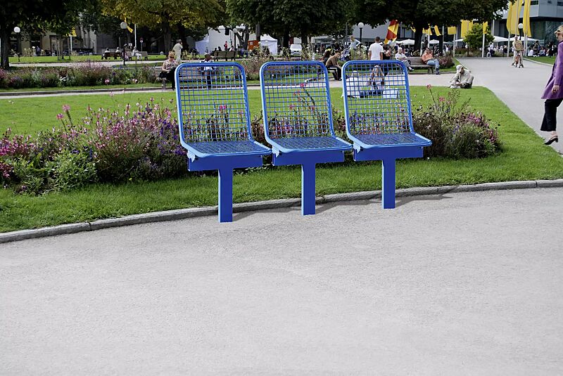 drahtgittersitz-tarvis__shoKAT0030017 Drahtgittersitze TARVIS, 3 x 1-Sitzer zum Einbetonieren, in RAL 5017 verkehrsblau