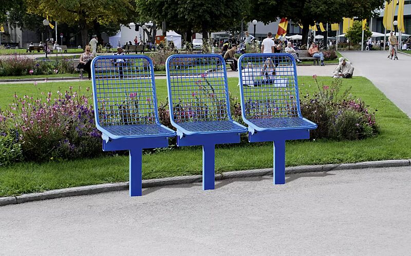 drahtgittersitz-tarvis__shoKAT0063447 Drahtgittersitze TARVIS, 3 x 1-Sitzer zum Einbetonieren, in RAL 5017 verkehrsblau