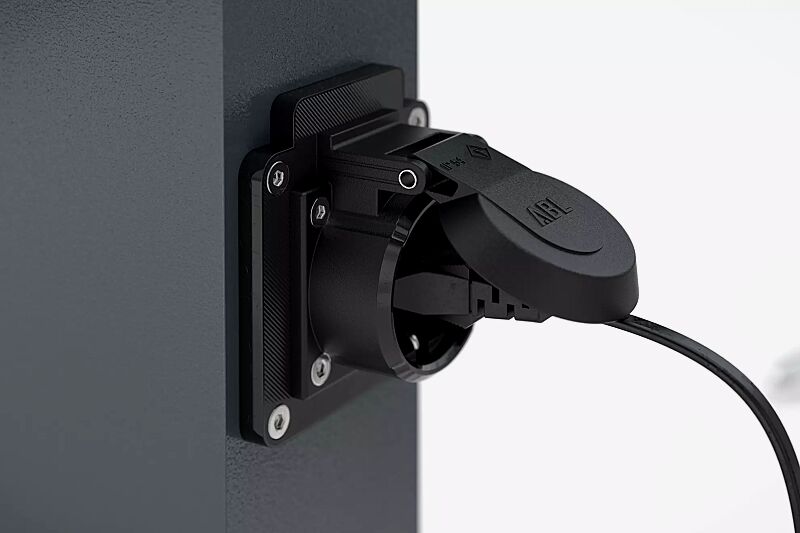 e-bike-ladestation-irving-power__shoKAT0073239 Detail: spritzwassergeschützte Schuko-Steckdosen