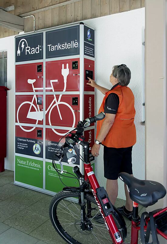 e-bike-ladestellenschrank-amaro__shoKAT0037150 E-Bike-Ladestellenschrank AMARO mit 6 großen Ladefächern, Zugang mittels PIN-Autorisierung, Druck und Beklebung mit Werbefolie (Mehrpreis)