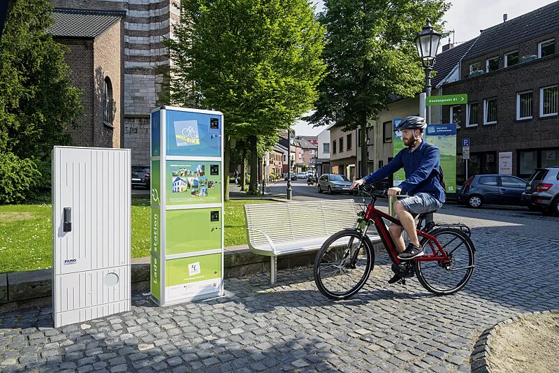 e-bike-ladestellenschrank-amaro__shoKAT0057658 E-Bike-Ladestellenschrank AMARO mit 3 großen Ladefächern, PIN-Code-Autorisierung, Druck und Beklebung mit Werbefolie (Mehrpreis)