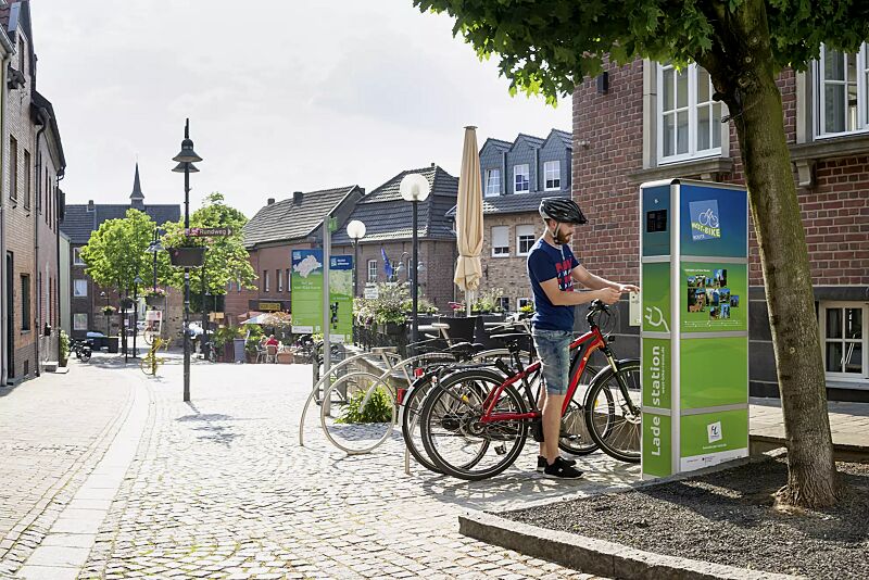 e-bike-ladestellenschrank-amaro__shoKAT0060039 E-Bike-Ladestellenschrank AMARO mit 3 großen Ladefächern, PIN-Code-Autorisierung, Druck und Beklebung mit Werbefolie (Mehrpreis)