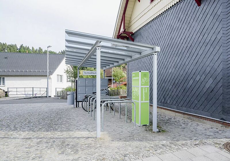 e-bike-ladestellenschrank-amaro__shoKAT0069078 E-Bike-Ladestellenschrank AMARO mit 4 kleinen Ladefächern sowie Fahrradüberdachung PEGASUS, Anlehnbügel MIAMI, Schließfachanlage SECURE