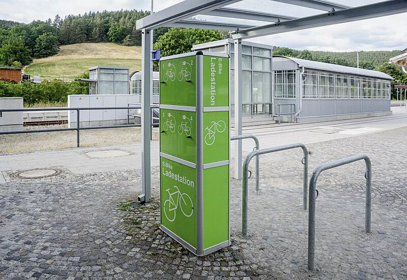 e-bike-ladestellenschrank-amaro__shoKAT0069080 E-Bike-Ladestellenschrank AMARO mit 4 kleinen Ladefächern sowie Fahrradüberdachung PEGASUS, Anlehnbügel MIAMI, Schließfachanlage SECURE