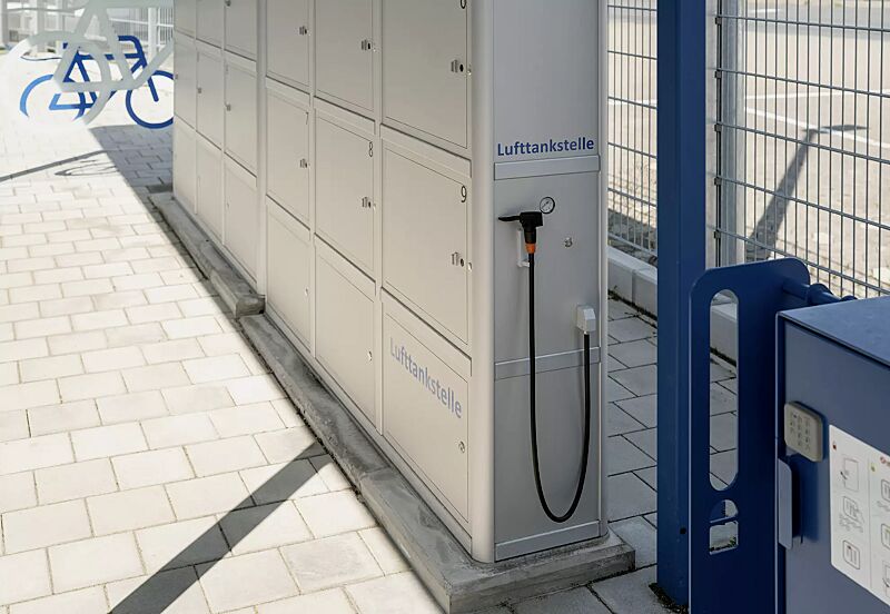 e-bike-ladestellenschrank-amaro__shoKAT0077206 Druckluftkompressor im Anschlussraum, Druckluftanzeige, außenliegender Luftschlauch mit Ventilaufsatz (Mehrpreis), Beklebung bauseits