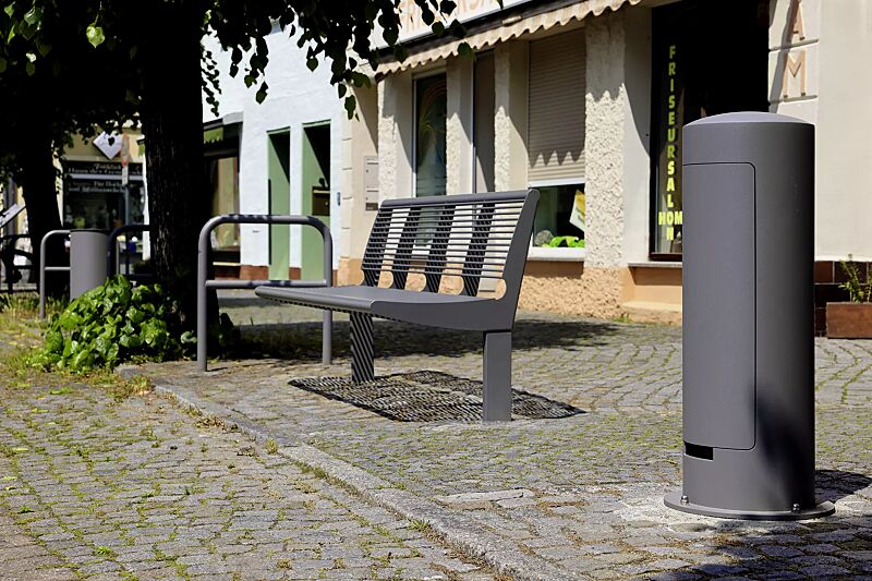 Energie-Versorgungspoller GETAFE in DB 702 eisenglimmer, sowie Sitzbank CARPI und Anlehnbügel FLORIDA