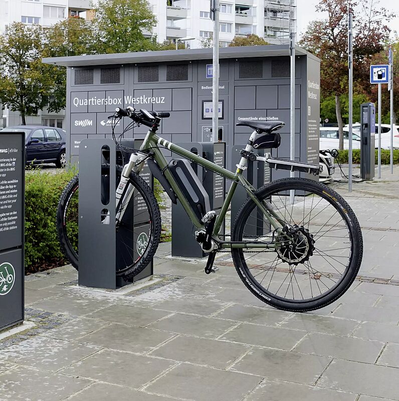 fahrrad-abstellanlage-velo-connector__shoKAT0060816 Fahrrad-Abstellanlage VELO-CONNECTOR mit Ladeschließfach, für Radeinstellung links, Stahlteile in RAL 7016 anthrazitgrau