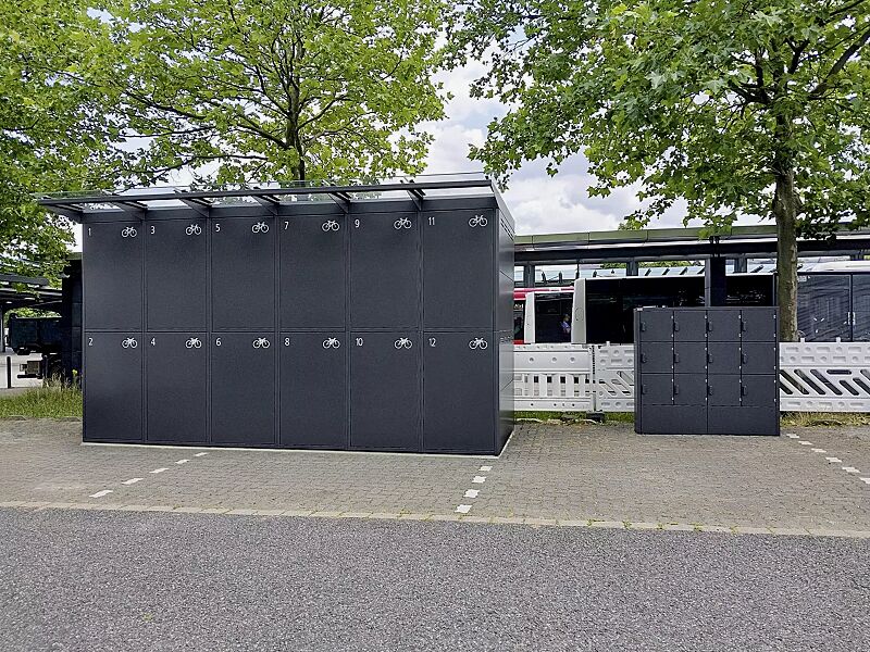 fahrradgarage-fullerton-e__shoKAT0071219 Fahrradgarage FULLERTON-E für 12 Fahrräder, doppelstöckig, für Zugangs- und Buchungssystem SmartBikeBox®, Höhe x Breite x Tiefe 2856 mm x 5287 mm x 2100 mm, Vordach aus VSG, Klarglas, Stahlkonstruktion in DB 703 eisenglimmer, Beschriftung gegen Mehrpre...