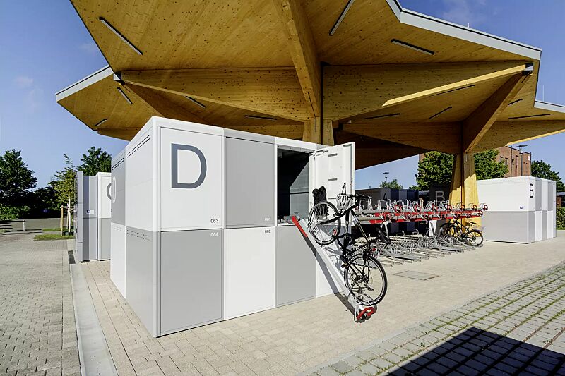 fahrradgarage-fullerton-e__shoKAT0073815 Fahrradgarage FULLERTON-E, 8 Anlagen mit jeweils 8 Boxen, doppelstöckig, Höhe x Breite x Tiefe 2945 mm x 3611 mm x 2100 mm, inklusive Zugangs- und Buchungssystem SmartBikeBox®, Stahlkonstruktion in RAL 9006 weißaluminium bzw. RAL 9003 signalweiß, Besch...