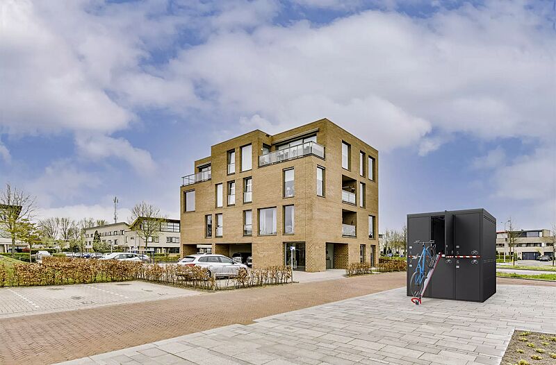 fahrradgarage-fullerton-pin__shoKAT0072572 Fahrradgarage FULLERTON-PIN für 6 Fahrräder, doppelstöckig, Höhe x Breite x Tiefe 2945 mm x 2738 mm x 2100 mm, mit Sicherheitsmarkierung, Stahlkonstruktion in RAL 7016 anthrazitgrau, Beschriftung gegen Mehrpreis