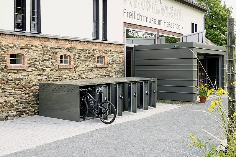 fahrradgarage-lexington-new__shoKAT0071440 Fahrradgarage LEXINGTON NEW mit Giebeldach, 1 Grund und 5 Anbaueinheiten, Türanschlag DIN rechts, Münzpfandschloss, Stahlkonstruktion in RAL 7009 grüngrau