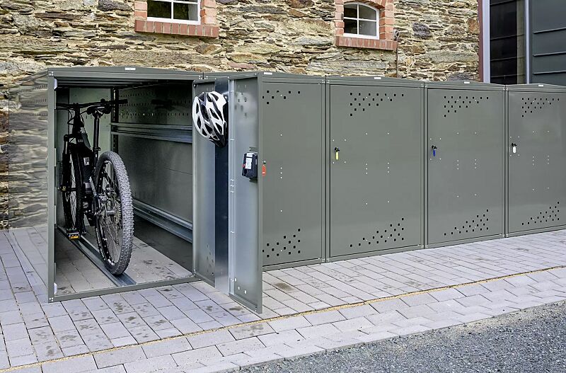 fahrradgarage-lexington-new__shoKAT0071445 Fahrradgarage LEXINGTON NEW mit Giebeldach, 1 Grund und 4 Anbaueinheiten, Türanschlag DIN rechts, Münzpfandschloss, Stahlkonstruktion in RAL 7009 grüngrau