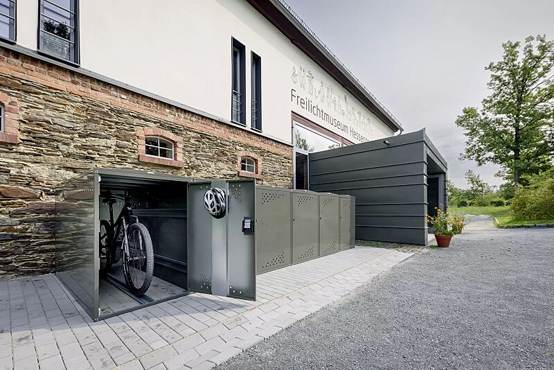 fahrradgarage-lexington-new__shoKAT0071449 Fahrradgarage LEXINGTON NEW mit Giebeldach, 1 Grund und 5 Anbaueinheiten, Türanschlag DIN rechts, Münzpfandschloss, Stahlkonstruktion in RAL 7009 grüngrau