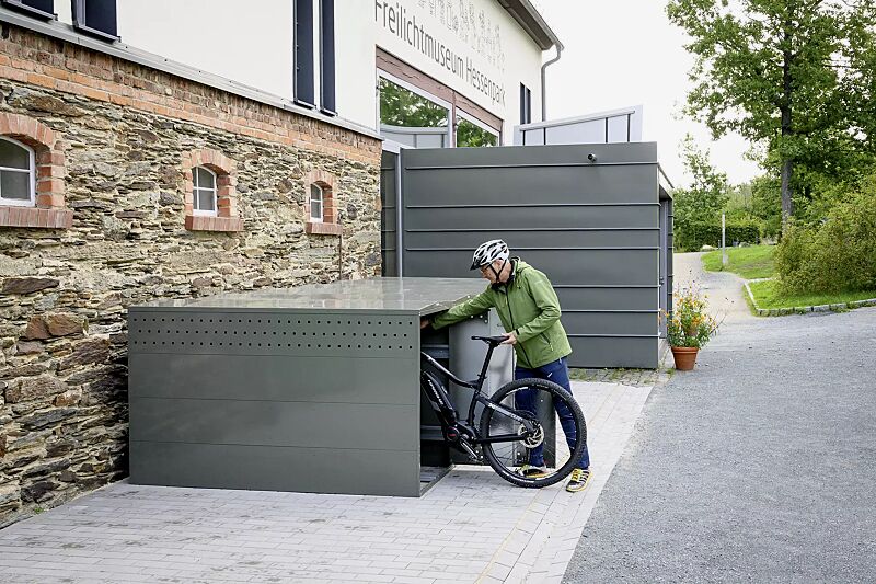 fahrradgarage-lexington__shoKAT0071443 Fahrradgarage LEXINGTON NEW mit Giebeldach, 1 Grund und 5 Anbaueinheiten, Türanschlag DIN rechts, Münzpfandschloss, Stahlkonstruktion in RAL 7009 grüngrau
