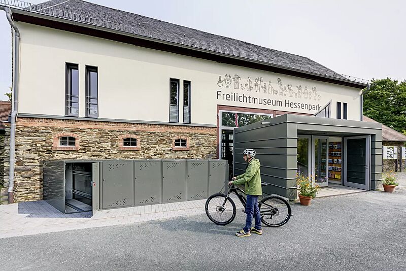 fahrradgarage-lexington__shoKAT0071444 Fahrradgarage LEXINGTON NEW mit Giebeldach, 1 Grund- und 5 Anbaueinheiten, Türanschlag DIN rechts, Münzpfandschloss, Stahlkonstruktion in RAL 7009 grüngrau