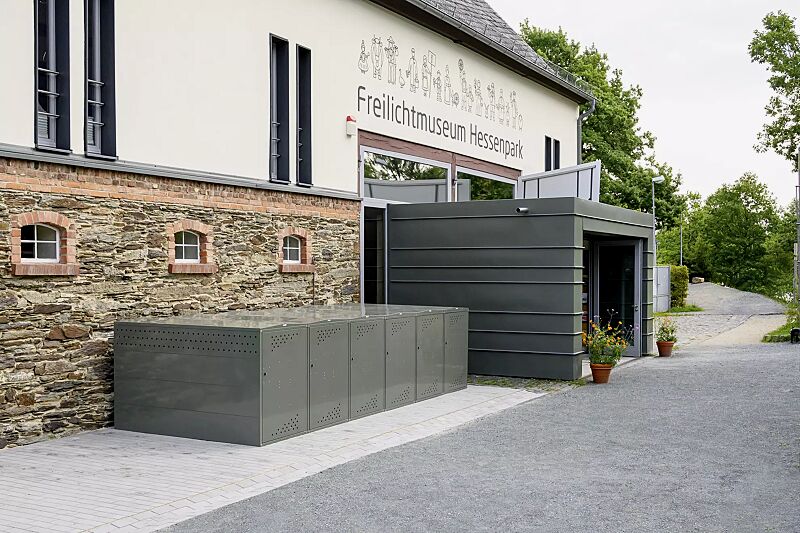 fahrradgarage-lexington__shoKAT0071446 Fahrradgarage LEXINGTON NEW mit Giebeldach, 1 Grund und 5 Anbaueinheiten, Türanschlag DIN rechts, Münzpfandschloss, Stahlkonstruktion in RAL 7009 grüngrau