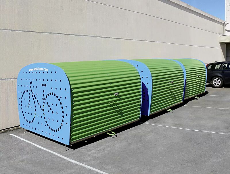 Fahrradgarage VELO-BOXX®-Professional mit Klappflügeltür aus Wellblech in RAL 6018 gelbgrün, Seitenwände in RAL 5012 lichtblau (auftragsbezogene Pulverbeschichtung)