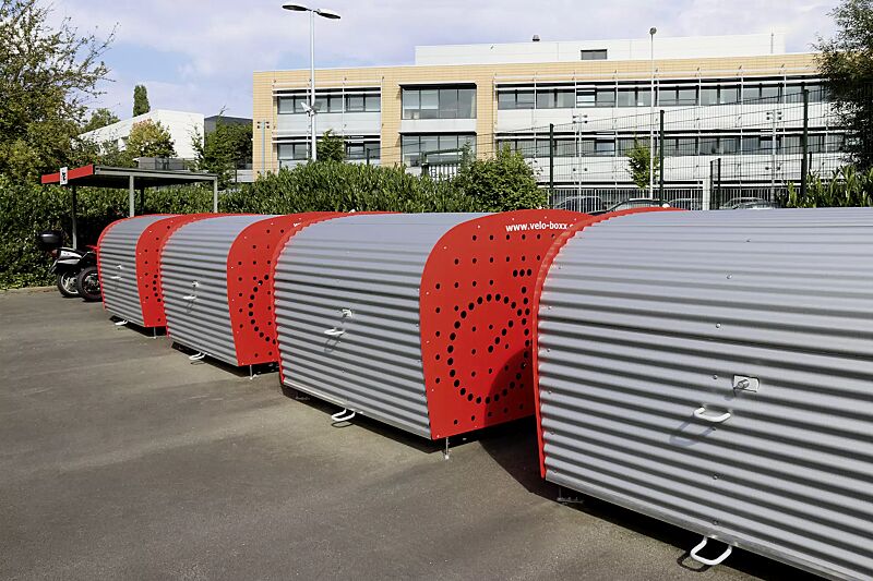 fahrradgarage-velo-boxx-professional__shoKAT0055907 Fahrradgarage VELO-BOXX®-Professional mit Klappflügeltür aus Wellblech in RAL 9007 graualuminium, Seitenwände in RAL 3000 feuerrot (auftragsbezogene Pulverbeschichtung)