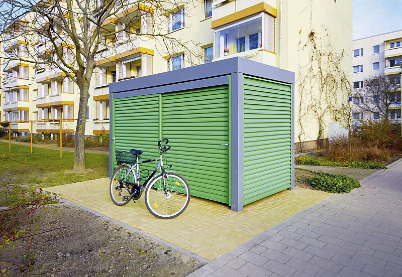 fahrradhaus-multiport__shoKAT0024752 Fahrradhaus MULTIPORT®, Dachbreite x Dachtiefe 4030 mm x 2580 mm, Wände und Schiebetür, einteilig, mit blickdichter Z-Stahllamelle, Stahlkonstruktion in RAL 9023 perldunkelgrau, Z-Lamelle in RAL 6018 gelbgrün