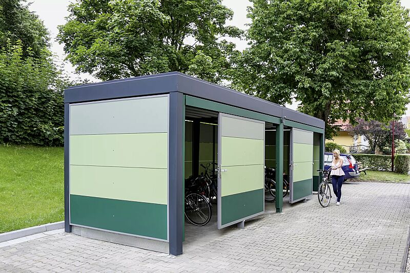 fahrradhaus-multiport__shoKAT0055758 Fahrradhaus MULTIPORT®, Dachbreite x Dachtiefe 7910 mm x 2580 mm, auftragsbezogene Anpassung mit Dachbegrünung (vorgerichtet), Wandelemente und Schiebetüren mit TRESPA® (Farbe dark / cactus / spring), Stahlkonstruktion in RAL 7016 anthrazitgrau