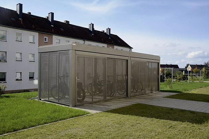 fahrradhaus-multiport__shoKAT0075773 Fahrradhaus MULTIPORT®, Dachbreite x Dachtiefe 7910 mm x 2580 mm, Wände und Schiebetüren mit Lochblech, Stahlkonstruktion in RAL 7048 perlmausgrau