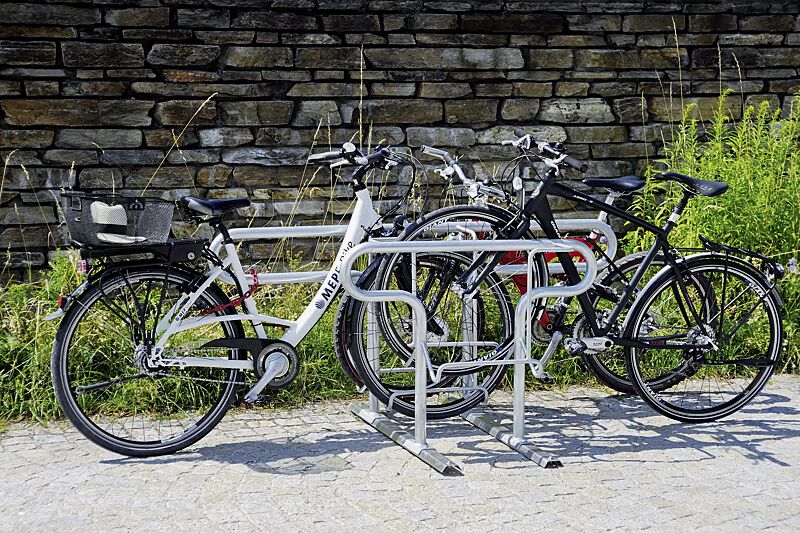 Reihenparker HEDLAND doppelseitig, hoch / tief, Tiefstellung langer Bügel, zum Aufdübeln bei +/- 0 mm