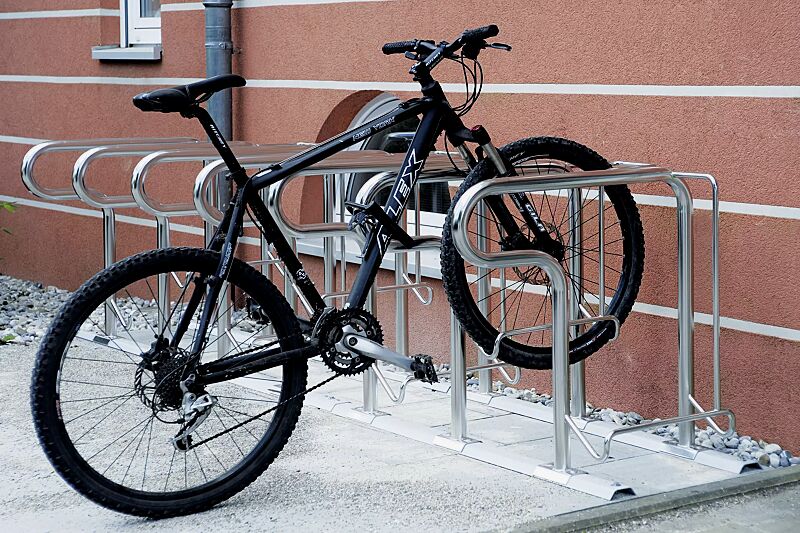 Reihenparker HEDLAND einseitig, hoch / tief, Tiefstellung kurze Bügel, zum Aufdübeln bei +/- 0 mm