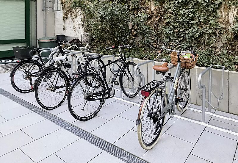 Reihenparker HEDLAND einseitig, hoch / tief, Tiefstellung kurze Bügel, zum Aufdübeln bei +/- 0 mm