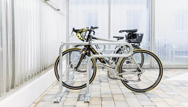 Reihenparker HEDLAND einseitig, hoch / tief, Tiefstellung kurze Bügel, zum Aufdübeln bei +/- 0 mm