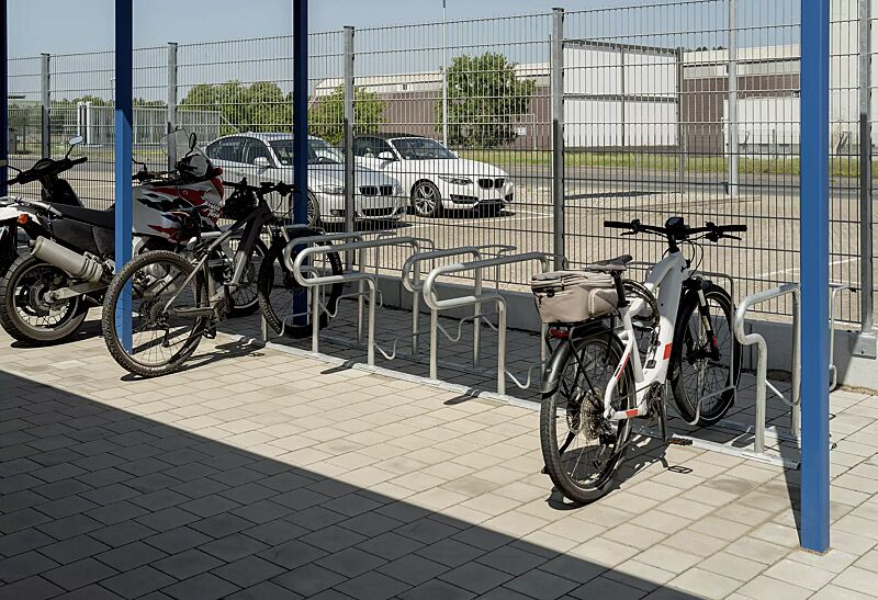Reihenparker HEDLAND einseitig, hoch / tief, Tiefstellung langer Bügel, zum Aufdübeln bei +/- 0 mm