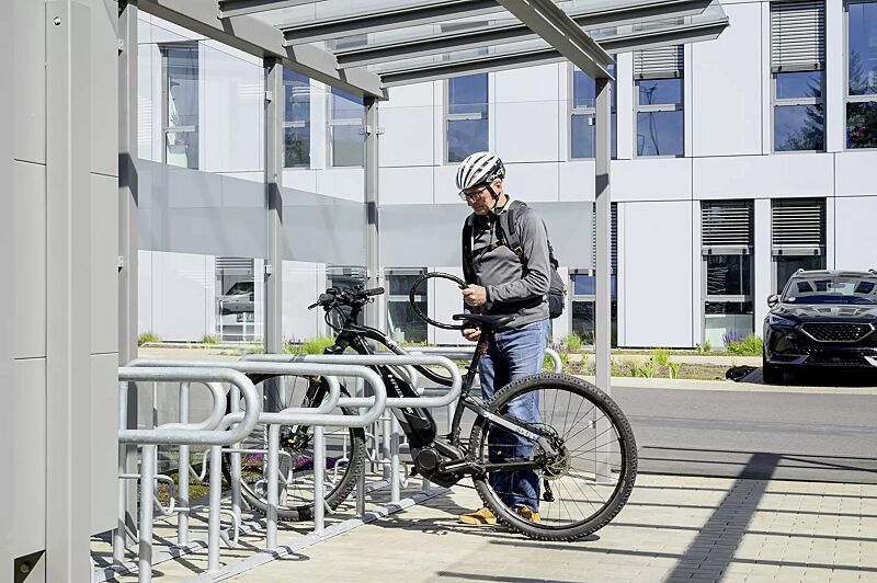 Reihenparker HEDLAND einseitig, hoch / tief, Tiefstellung langer Bügel, zum Aufdübeln bei +/- 0 mm, sowie Fahrradüberdachung PEGASUS