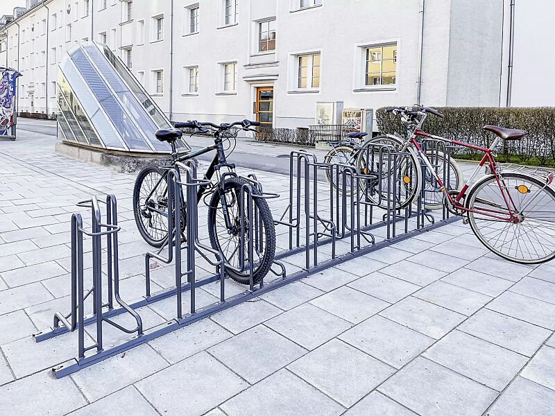 fahrradparker-tacoma__shoKAT0072558 Reihenparker TACOMA doppelseitig 90°, tief / hoch, zum Aufdübeln bei +/- 0 mm, 16 Stellplätze, in RAL 7016 anthrazitgrau