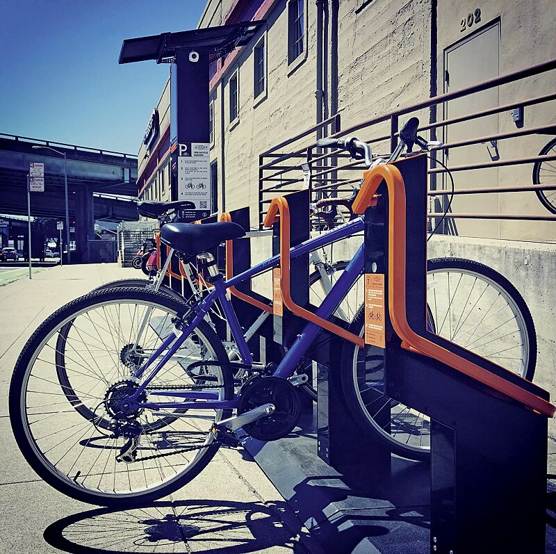 fahrradparksystem-bikeep__shoKAT0059104 Fahrradparksystem BIKEEP, Reihenaufstellung, mit auftragsbezogener Anpassung (Grundplatten, Solarturm)