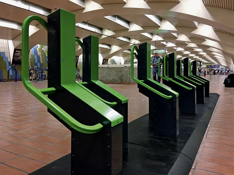 fahrradparksystem-bikeep__shoKAT0059106 Fahrradparksystem Bikeep, Reihenaufstellung, mit auftragsbezogener Anpassung (Grundplatten, Zick-Zack-Aufstellung)