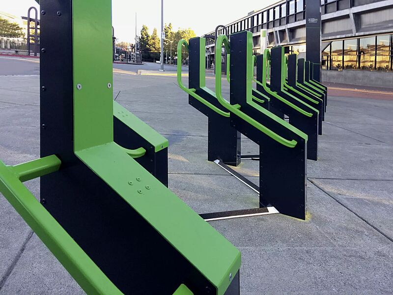 fahrradparksystem-bikeep__shoKAT0059107 Fahrradparksystem BIKEEP, Reihenaufstellung, mit auftragsbezogener Anpassung (Zick-Zack-Aufstellung)