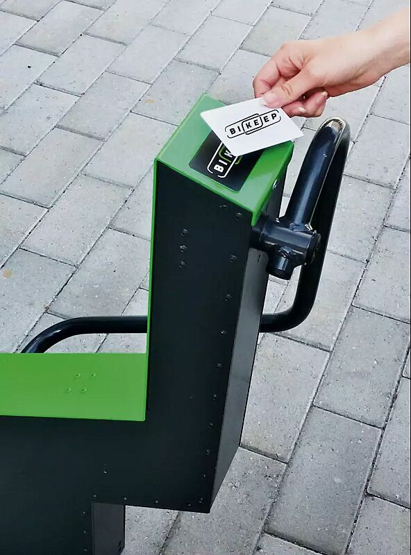 fahrradparksystem-bikeep__shoKAT0059110 Anwendung mit RFID-Karte