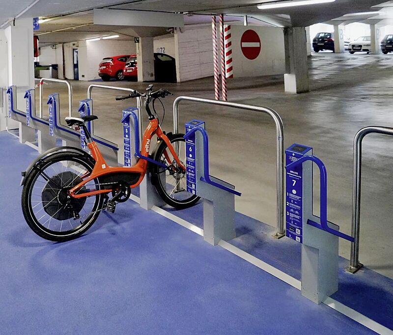fahrradparksystem-bikeep__shoKAT0060582 Fahrradparksystem BIKEEP, Reihenaufstellung, mit kundenspezifischer RFID-Zugangsberechtigung