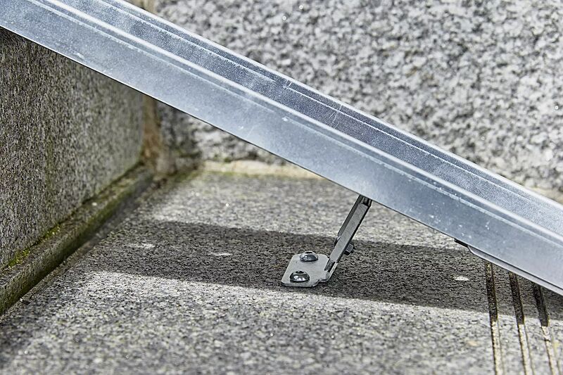 fahrradrampe-busan__shoKAT0058285 Detail: Befestigung durch Aufdübeln