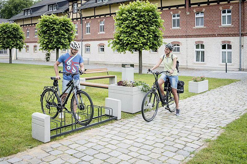 fahrradstaender-brno__shoKAT0057766 Kollektion BRNO bestehend aus Fahrradständer, Sitzbank, Abfallbehälter und Pflanzbehälter