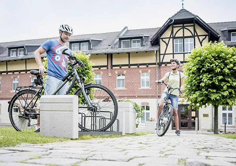 fahrradstaender-brno__shoKAT0057767 Fahrradständer BRNO, Stahlteile in RAL 7021 schwarzgrau, Beton sandgestrahlt sowie Pflanzbehälter BRNO