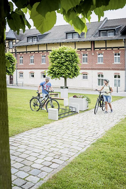 fahrradstaender-brno__shoKAT0057768 Kollektion BRNO bestehend aus Fahrradständer, Sitzbank, Abfallbehälter und Pflanzbehälter
