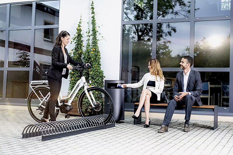 fahrradstaender-cima__shoKAT0041715 Fahrradständer CIMA in RAL 7016 anthrazitgrau sowie Abfallbehälter und Sitzbank CIMA