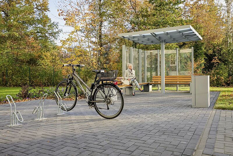 Einzelfahrradständer HERVEY zum Aufdübeln, Meeting-Point PIN, Dachbreite x Dachtiefe 3075 mm x 3075 mm, mit Windschutzwand PIN SCREEN, Sitzbank NATURA, Abfallbehälter LACES, Pflanzbehälter MALOUT, Stahlkonstruktion in RAL 7046 telegrau