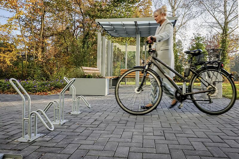 Einzelfahrradständer HERVEY zum Aufdübeln, Meeting-Point PIN, Dachbreite x Dachtiefe 3075 mm x 3075 mm, mit Windschutzwand PIN SCREEN, Sitzbank NATURA, Abfallbehälter LACES, Pflanzbehälter MALOUT, Stahlkonstruktion in RAL 7046 telegrau