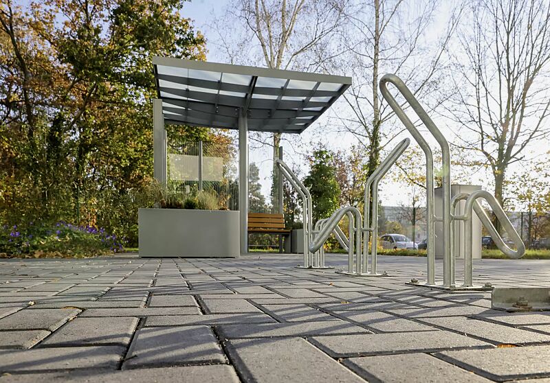 Einzelfahrradständer HERVEY zum Aufdübeln, Meeting-Point PIN, Dachbreite x Dachtiefe 3075 mm x 3075 mm, mit Windschutzwand PIN SCREEN, Sitzbank NATURA, Abfallbehälter LACES, Pflanzbehälter MALOUT, Stahlkonstruktion in RAL 7046 telegrau