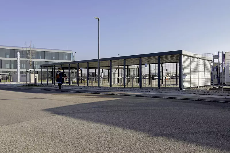 Fahrradüberdachung FLEXI-BOX, auftragsbezogene Anpassung mit seitlichem Anbau, Dachbreite x Dachtiefe 18300 mm x 12300 mm, Wandelemente Doppelstabgittermatten bzw. Aluminium-Wellblech, Schiebetür Doppelstabgittermatten, Anlehnbügel FLORIDA, Stahlkonstr...