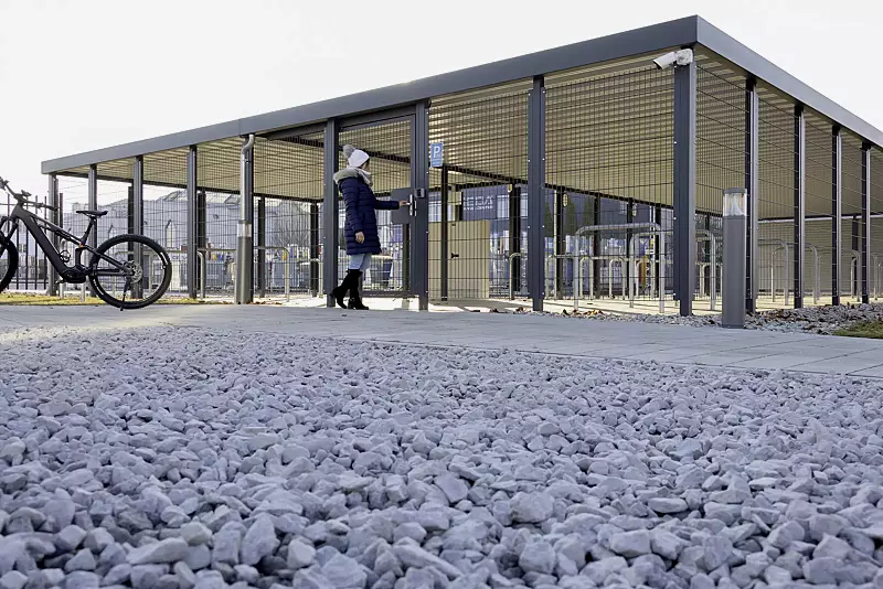 Fahrradüberdachung FLEXI-BOX, auftragsbezogene Anpassung mit seitlichem Anbau, Dachbreite x Dachtiefe 18300 mm x 12300 mm, Wandelemente Doppelstabgittermatten bzw. Aluminium-Wellblech, Schiebetür Doppelstabgittermatten, Anlehnbügel FLORIDA, Stahlkonstr...