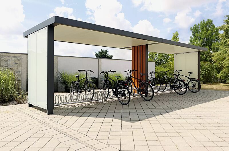 fahrradueberdachung-gemini__shoKAT0066852 Fahrradüberdachung GEMINI, Dachbreite x Dachtiefe 9160 mm x 2400 mm, Wandelemente in VSG mit matter Folie, senkrechter Holzbelattung (auftragsbezogene Anpassung), Deckenverkleidung sowie Fahrradständer BALLINA, Stahlkonstruktion in RAL 7016 anthrazitgr...